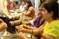 Gold Rate Today : आठवड्याच्या पहिल्याच दिवशी सोन्या-चांदीच्या दरात घसरण; जाणून घ्या आजचे दर