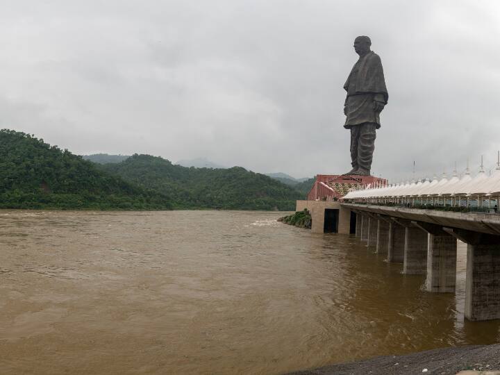 गुजरात सरकार ने अहमदाबाद और केवड़िया (अब एकतानगर) के बीच समुद्री विमान सेवा को फिर से शुरू करने का फैसला किया है. इसके लिए समुद्री ऊर्जा हेली एयर सर्विसेज के साथ एक नए अनुबंध भी किया गया है. गुजरात सरकार नौ सीटों वाली सीप्लेन (Amphibious Cessna Aircraft) खरीदने के लिए तैयार है. अनुमान है कि विमान अगस्त के मध्य तक गुजरात पहुंचेगा. इसके बाद लोग सीप्लेन की यात्रा का आनंद ले सकते हैं.