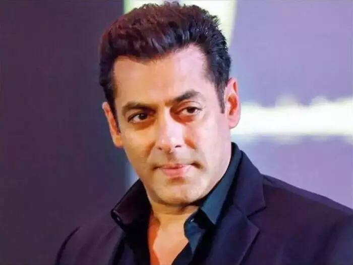 बॉलीवुड के दबंग सलमान खान (Salman Khan) इन दिनों अपनी फिल्मों से ज्यादा पर्सनल लाइफ को लेकर लगातार सुर्खियों में बने हुए हैं. पंजाबी गायक सिद्धू मूसेवाला की हत्या से बाद अभिनेता को मिली धमकी के चलते सलमान लगातार सावधानी बरत रहे हैं.