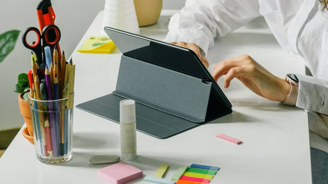 Lenovo Legion Y700 Ultimate Edition: লেনোভোর নতুন ট্যাবে রঙ পরিবর্তন হবে 'রেয়ার প্যানেলে'-র, জানুন বিস্তারিত The Lenovo Legion Y700 Ultimate Edition comes with a colour changing glass back Lenovo Legion Y700 Ultimate Edition: লেনোভোর নতুন ট্যাবে রঙ পরিবর্তন হবে 'রেয়ার প্যানেলে'-র, জানুন বিস্তারিত