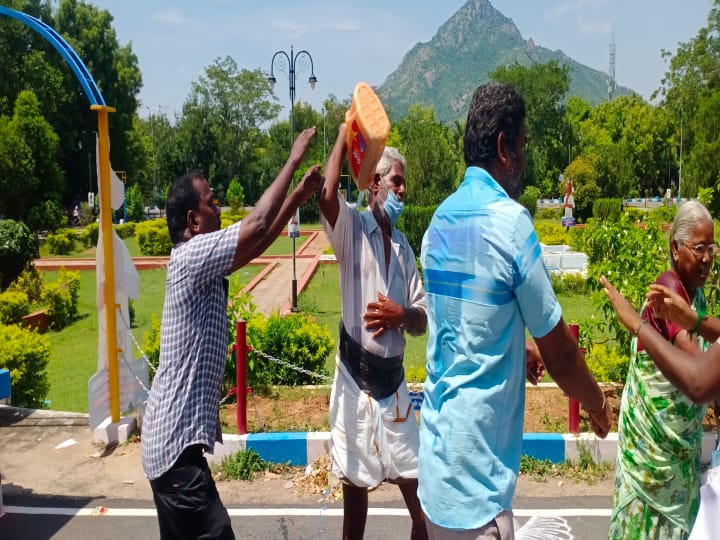 திருவண்ணாமலை: மகனிடம் இருந்து சொத்தை மீட்டு தரக் கோரி ஆட்சியர் அலுவலகத்தில் பெற்றோர் தீக்குளிக்க முயற்சி Thiruvannamalai: Mother and father attempt to set fire to collector's office demanding property from son திருவண்ணாமலை: மகனிடம் இருந்து சொத்தை மீட்டு தரக் கோரி ஆட்சியர் அலுவலகத்தில் பெற்றோர் தீக்குளிக்க முயற்சி