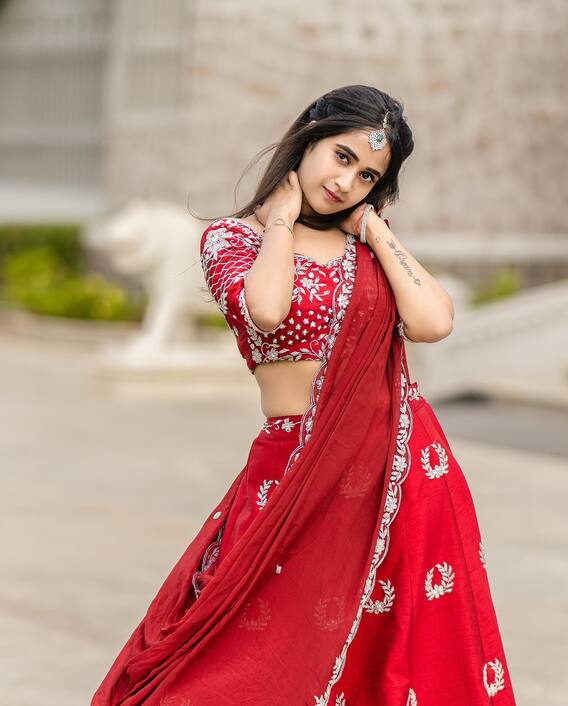 Deepthi Sunaina: ఎర్ర లెహెంగాలో అరవిరిసిన మందారంలా దీప్తి సునయన