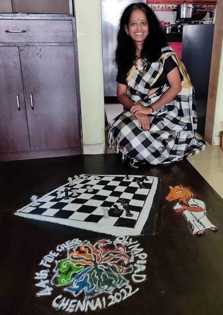 தான் வரைந்த கோலத்துடன் போஸ் கொடுக்கும் பெண்மணி!