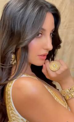 Nora Fatehi Pics: ऑफ व्हाइट साड़ी पहन कहर ढाती दिखीं नोरा फतेही, खूबसूरत अदाओं ने चुराई फैन्स की नींदें