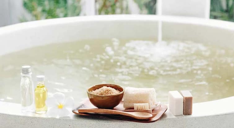 Forever Young Tips salt water bath benefits for body and Health Skin Care: ये सफेद चीज कभी नहीं ढलने देगी आपकी जवानी, बस नहाते वक्त करना होगा इस्तेमाल