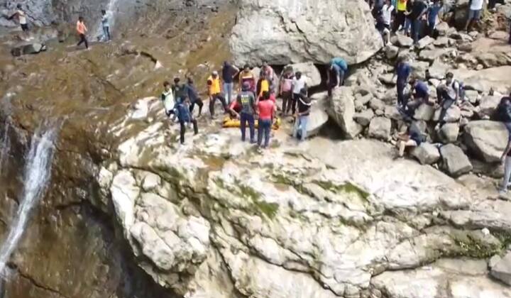 पायी चालू शकत नसल्याने पथकाने स्ट्रेचर बाहेर काढलं. त्या स्ट्रेचरवर तरुणीला घेऊन, खडतर प्रवास सुरु केला.