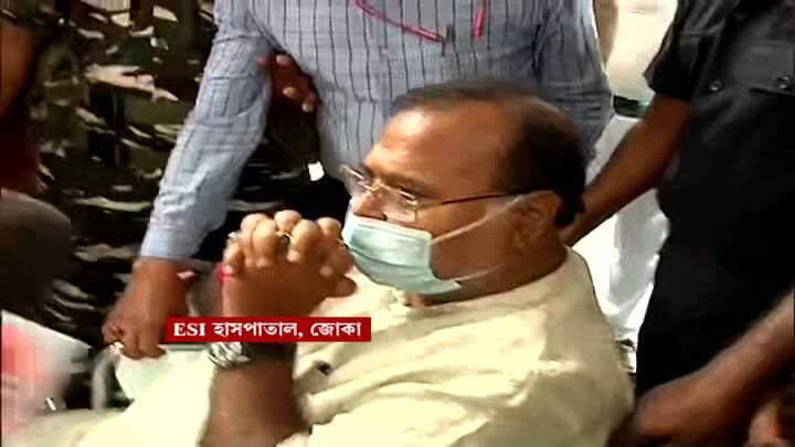 রবিবার উদ্ধার হওয়া বিপুল অঙ্কের টাকা প্রসঙ্গে, প্রথমবার মুখ খোলেন পার্থ চট্টোপাধ্যায়। বলেন , 'আমার নয়, আমার নয়, আমার নয়। আমি কোনওদিন টাকার লেনদেন করি না।'