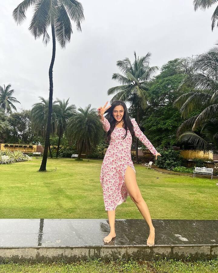 तस्वीरों में तेजस्वी एक पार्क में मस्ती करती नजर आ रही हैं. वह फोटोज में अलग-अलग पोज दे रही हैं. तेजस्वी को इस तरह देखकर उनके फैंस बेहद खुश हो रहे हैं.