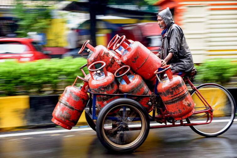 West Bengal price of LPG cylinder is going down LPG Price: কিছুটা কমছে জ্বালানির জ্বালা, রাজ্যে নিম্নমুখী এলপিজি সিলিন্ডারের দাম!