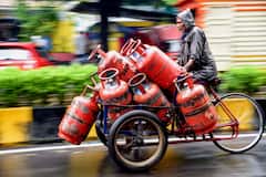 LPG Price: কিছুটা কমছে জ্বালানির জ্বালা, রাজ্যে নিম্নমুখী এলপিজি সিলিন্ডারের দাম!