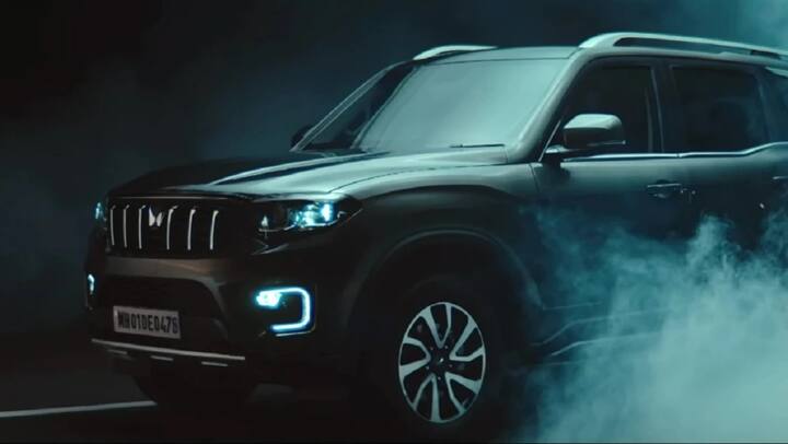 Mahindra SUVs Waiting Period: મહિન્દ્રા, તેની શક્તિશાળી SUV માટે જાણીતી છે, તેણે ગયા મહિને જ ભારતીય બજારમાં તેની નવી Scorpio-N લોન્ચ કરી હતી, જેને લોકો દ્વારા ખૂબ પસંદ કરવામાં આવી રહી છે. તેની લોકપ્રિયતાનો અંદાજ લગાવવો મુશ્કેલ નથી. 30 જુલાઈના રોજ સવારે 11 વાગ્યે તેનું ઓનલાઈન બુકિંગ શરૂ થતાંની સાથે જ માત્ર 30 મિનિટમાં 1 લાખથી વધુ યુનિટ બુક થઈ ગયા હતા અને આ આંકડો માત્ર પ્રથમ મિનિટમાં 25,000 યુનિટનો છે.