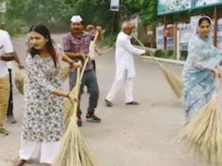जिला कलक्टर ताराचंद मीणा ने आगे बताया कि राजस्थान सरकार के सूचना एवं जनसम्पर्क विभाग से प्राप्त साहित्य जिनमें राजस्थान सूजस, राज्य सरकार का बजट घोषणा पत्र, अन्य प्रचार साहित्य और स्वयं सहायता समूहों द्वारा तैयार उत्पादों को रखा गया है.