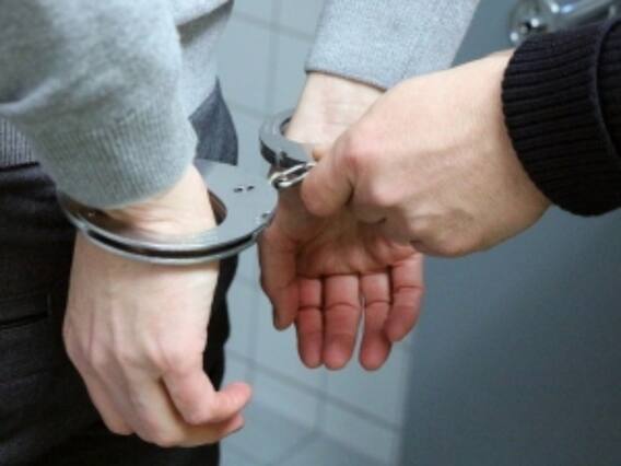 Bahraich में असली पुलिस को नकली पुलिस वालों ने रोका, मांगे पैसे... ऐसे हुआ खुलासा तो चार हुए अरेस्ट Bahraich में असली पुलिस को नकली पुलिस वालों ने रोका, मांगे पैसे... ऐसे हुआ खुलासा तो चार हुए अरेस्ट