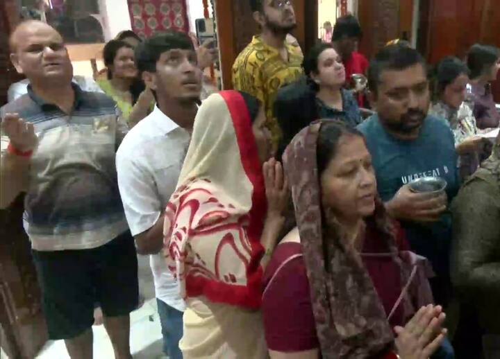 राजधानी दिल्ली के चांदनी चौक में गौरी शंकर मंदिर सावन महीने के तीसरे सोमवार को भक्तों ने इस पूजा-अर्चना की और दर्शन किए. इस दौरान मंदिर में काफी भीड़ दिखी.