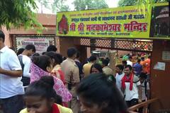 Sawan 3rd Somvaar: सावन के तीसरे सोमवार को देशभर के मंदिरों में जुटी भक्तों की भीड़, शिवलिंग पर किया जलाभिषेक, देखें तस्वीरें