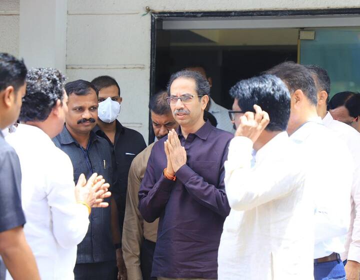 उद्धव ठाकरे आज दुपारी भांडुपमधील त्यांच्या निवासस्थानी दाखल झाले आणि कुटुंबियांची भेट घेत त्यांना दिलासा दिला.