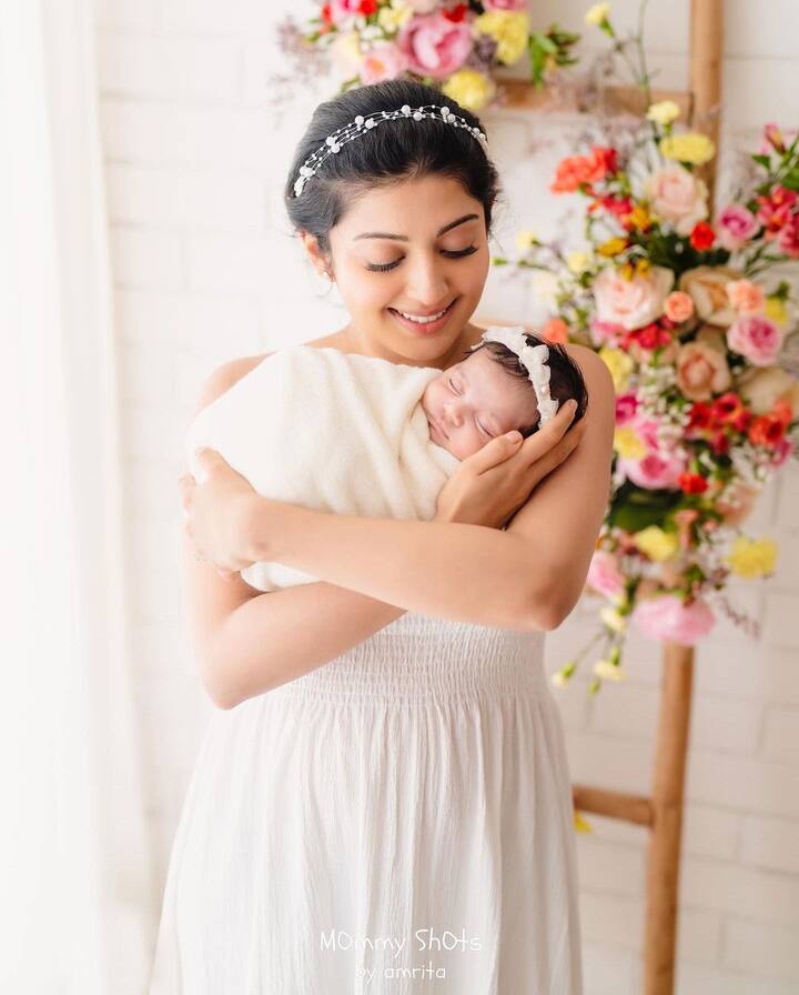 अब प्रणिता ने इंस्‍टाग्राम के जरिए ही पूरी दुनिया से अपनी बेटी का परिचय कराया है, जिसका नाम उन्‍होंने 'अरना' रखा है.