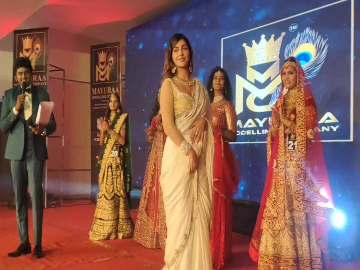 கிராமத்தில் நடந்த  ‘பேஷன் ஷோ’ வில் கலக்கிய நடிகை யாஷிகா ஆனந்த்..!