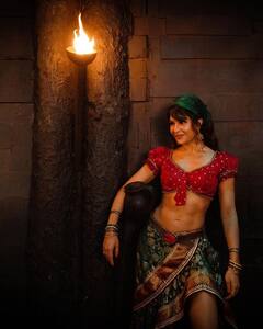 Jacqueline Fernandez Pics: દેશી અવતારમાં જોવા મળી જેકલીન, પાતળી કમર પર ફિદા થયા ફેન્સ