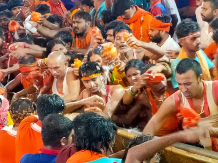 Sawan 2022: तीसरी सोमवारी पर बाबा गरीबनाथ में जल चढ़ाने के लिए रात से लगी लाइन, समस्तीपुर में भी उमड़ी भीड़ Sawan 2022: Jalabhishek on Baba Garibnath Muzaffarpur on third Monday Sawan, crowd of Devotee gathered in Samastipur ann Sawan 2022: तीसरी सोमवारी पर बाबा गरीबनाथ में जल चढ़ाने के लिए रात से लगी लाइन, समस्तीपुर में भी उमड़ी भीड़