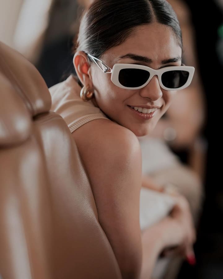 प्रसिद्ध बॉलिवूड अभिनेत्री मृणाल ठाकूर (Mrunal Thakur) आज (1 ऑगस्ट) आपला वाढदिवस साजरा करत आहे. टीव्ही विश्वापासून सुरु झालेला तिचा हा प्रवास आज बॉलिवूडपर्यंत येऊन पोहोचला आहे.