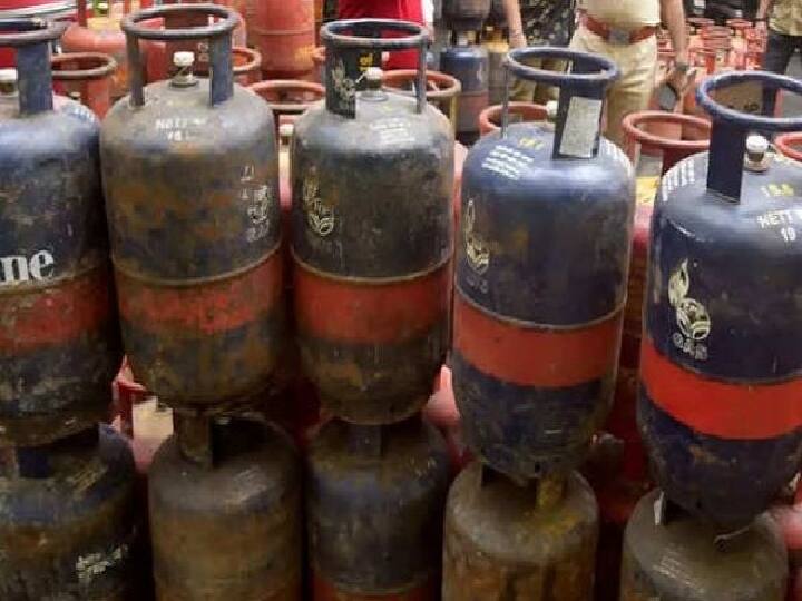 LPG Price Reduced lpg price of commercial gas reduced become 36 rupees per cylinder cheaper Marathi News LPG Price Reduced: LPG च्या दरात कपात, जाणून घ्या कोणत्या शहरात कितीने स्वस्त झाले LPG सिलेंडर?