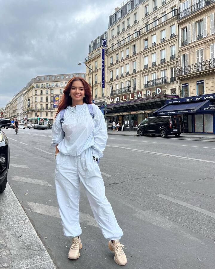 टीवी एक्‍ट्रेस अनुष्‍का सेन (Anushka Sen) की बकेट लिस्‍ट से एक बड़ा सपना पूरा हो गया. वो सपना था पेरिस घूमने का. इस वक्‍त वह अपने सपनों के शहर में हैं.