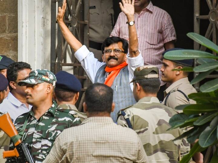 Shiv Sena Leader Sanjay Raut Arrested by ED in Patra Chawl Land Scam Case Sanjay Raut Arrested: 18 घंटे लंबी पूछताछ, आधी रात गिरफ्तारी... मनी लॉन्ड्रिंग केस में संजय राउत को लेकर पढ़ें अब तक के अपडेट्स