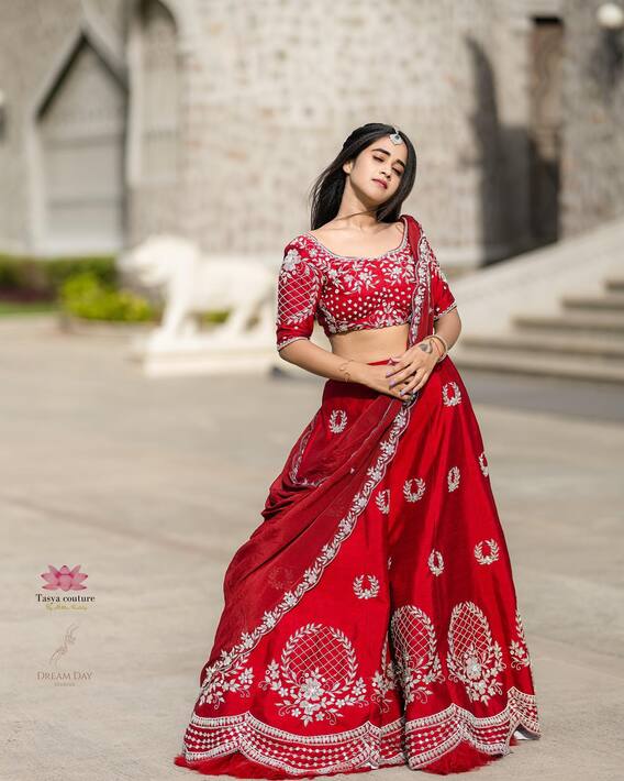 Deepthi Sunaina: ఎర్ర లెహెంగాలో అరవిరిసిన మందారంలా దీప్తి సునయన