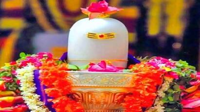 શ્રાવણના પહેલા સોમવારે સવારે સ્નાન કર્યા પછી સૂર્યને જળ અર્પિત કરો. આ પછી સોમવારનું વ્રત કરીને શિવની પૂજા કરવાનો સંકલ્પ લેવો.