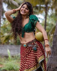 Jacqueline Fernandez Pics: દેશી અવતારમાં જોવા મળી જેકલીન, પાતળી કમર પર ફિદા થયા ફેન્સ