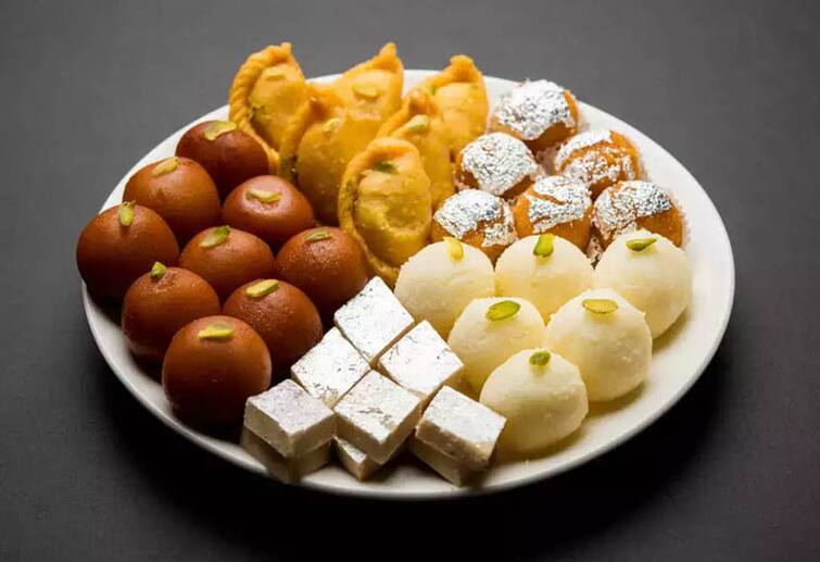 sweets for diabetes patients can eat on diwali and avoid high sugar level marathi news Diwali Sweets : 'या' 5 मिठाईने दिवाळी साजरी करा आणि सणाचा आनंद द्विगुणित करा; मधुमेहाच्या रूग्णांनी 'अशी' घ्या काळजी