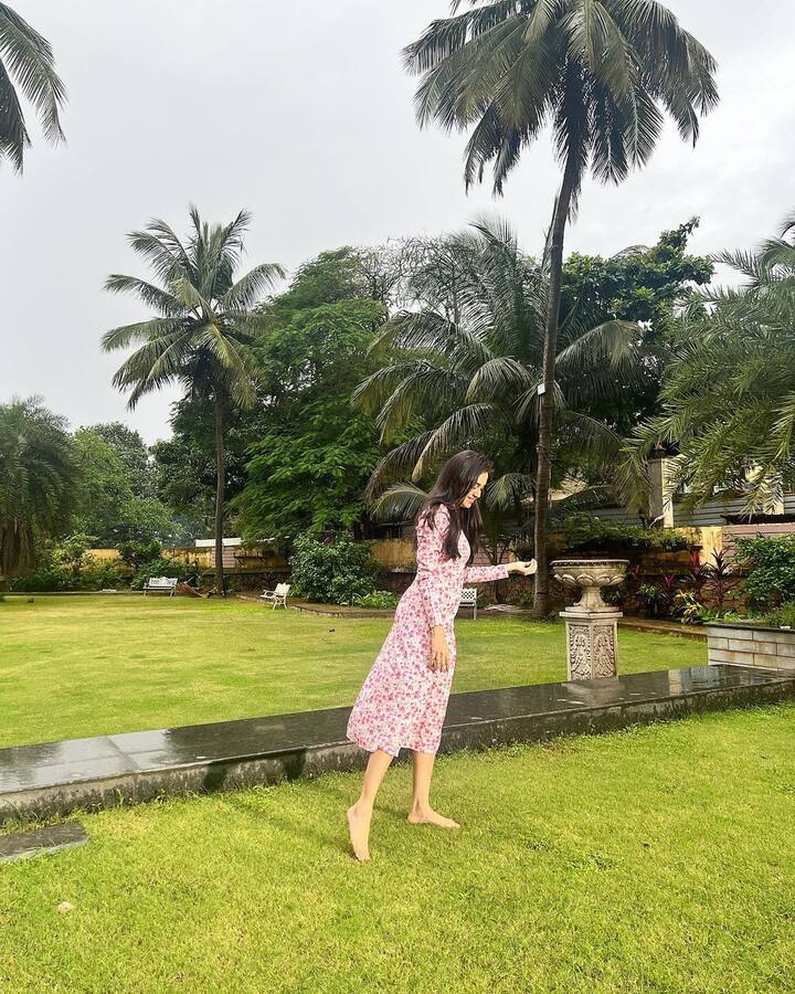 ती तिच्या वैयक्तिक आयुष्यासाठी आणि लव्ह लाईफसाठी देखील चर्चेत असते. ती तिच्या चाहत्यांशी कनेक्ट राहण्यासाठी सोशल मीडियावर खूप सक्रिय असते. ती दररोज तिचे फोटो आणि व्हिडिओ शेअर करून चाहत्यांचे लक्ष वेधून घेते.(फोटो सौजन्य : tejasswiprakash/इंस्टाग्राम)