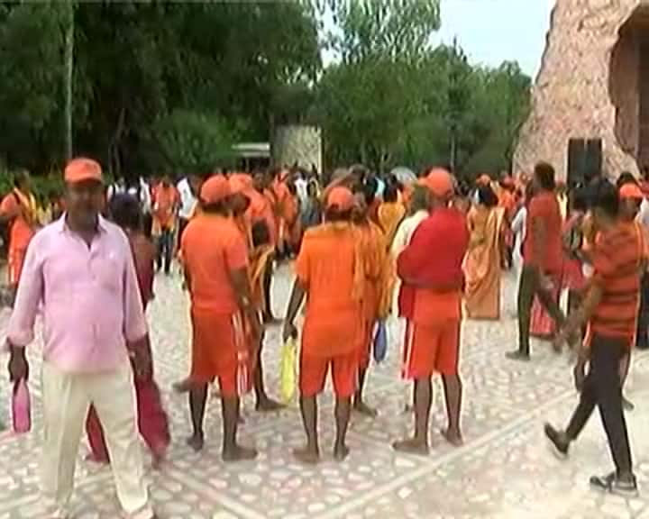 2500 કાવડ યાત્રીઓ અમદાવાદથી પગપાળા ચાલીને અહીં પહોચ્યા છે.