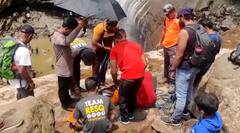 Pune Accident Drone shot: बचावकार्यचा थरार! कातळधार धबधब्याजवळ मुलीचा पाय घसला अन्...