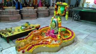 यहां के पंडितों का मानना है कि देश में केवल यही होने वाली इस अनोखी आरती से भगवान भोलेनाथ जल्दी प्रसन्न होते हैं. पंडित विश्वजीत शर्मा ने बताया कि वो यह आरती 13 साल की उम्र से कर रहे हैं.