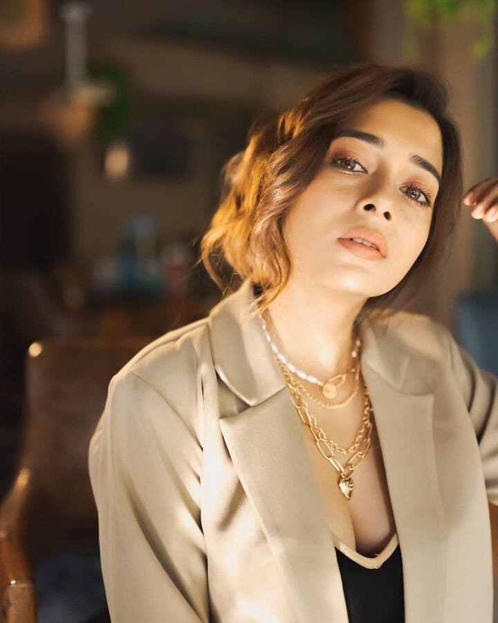 फोटोमध्ये टीना दत्ता ब्राऊन रंगाचा कोट-पँट घातलेली दिसत आहे. यासोबत तिने ब्लॅक ब्रालेट पेअर केली आहे.(फोटो सौजन्य : tinadatta/इंस्टाग्राम)