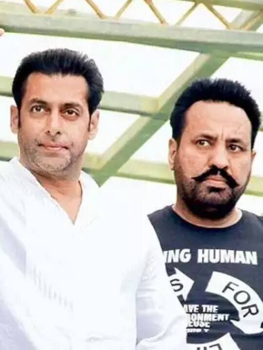 सलमान खान (Salman Khan) के बॉडीगार्ड का नाम शेरा है, जिन्हें दबंग खान की परछाई भी कहा जाता है. रिपोर्ट्स के मुताबिक, शेरा को सलमान खान हर साल एक से दो करोड़ रुपए सैलेरी देते हैं.