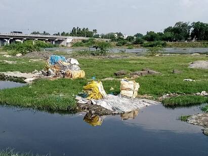 karur cement bags washed in the amaravathi river கரூர்: அமராவதி ஆற்றில் அலசப்படும் சிமெண்ட் பைகள்- நெல் சாகுபடி பணிகள் பாதிக்கப்படும் அபாயம்