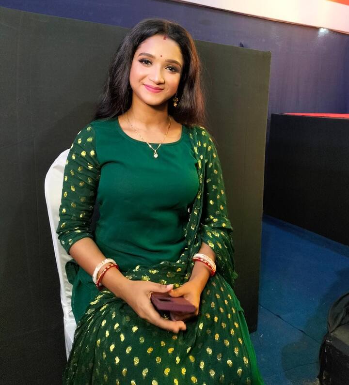 সদ্য ‘পশ্চিমবঙ্গ জিমন্যাস্টিক অ্যাসোসিয়েশন’ আয়োজন করেছিল জিমন্যাস্টিক প্রতিযোগিতার। আর সেই অনুষ্ঠানে উত্তরপাড়ায় হাজির ছিলেন ফড়িং।