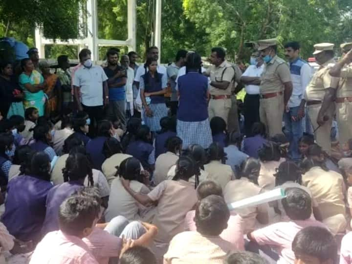 Students protest against arrest of teachers under pocso Act in Coimbatore பொள்ளாச்சி: போக்சோ சட்டத்தில் ஆசிரியர்கள் கைது செய்யப்பட்டதை கண்டித்து மாணவர்கள் சாலை மறியல் போராட்டம்