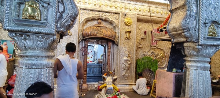 विशेषत: श्रावणातल्या प्रत्येक सोमवारी मंदिर परिसरात भक्तीसागर उसळलेला असतो.