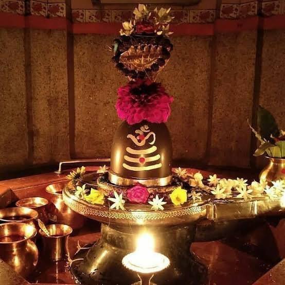 મહાદેવને જળ અર્પણ કરવાથી માનસિક શાંતિની અનુભૂતિ થાય છે.