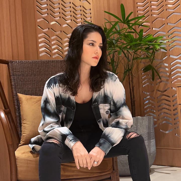 बॉलीवुड की मशहूर एक्ट्रेस सनी लियोन किसी अलग पहचान की मोहताज नहीं हैं. हाल ही में सनी लियोन की कुछ लेटेस्ट तस्वीरें सोशल मीडिया पर सामने आई हैं, जिनमें सनी अपने कूल अंदाज से सबका ध्यान खींच रही हैं.