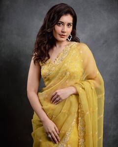 Raashii Khanna : निखळ सौंदर्याची खाण... अभिनेत्री राशी खन्ना साडीत दिसतेय छान