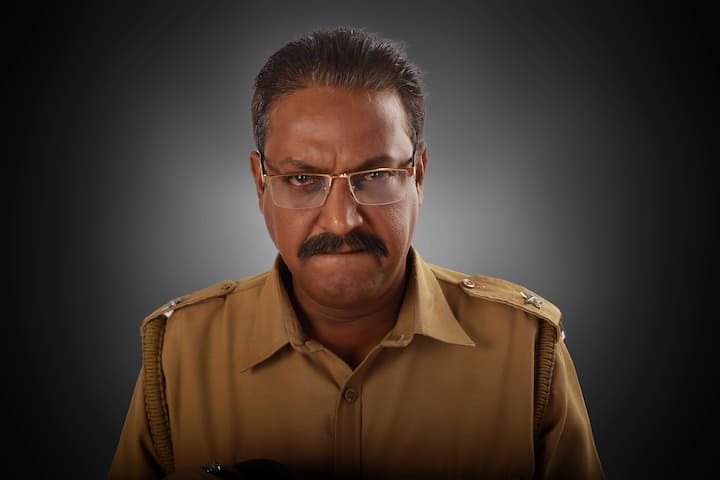 তারপর থেকেই কার্যত ভীতু, মেরুদণ্ডহীন, গোবেচারা নিম্নবিত্ত মানুষটাকে আর সহ্য করতে পারে না তার স্ত্রী পুষ্প। পুরুষত্বে যে বড় অভাব পরেশের মধ্যে। তাই স্বামীর সামনেই পাড়ার কানা বাপির সঙ্গে শারীরিক মিলনে দ্বিধাবোধ করে না সে।