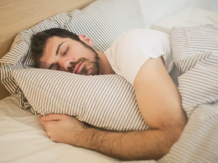 Health Tips Know the disadvantages of sleeping on stomach side Health Tips: कई लोगों में होती है उल्‍टा सोने की आदत, जानिए इससे होने वाले नुकसान