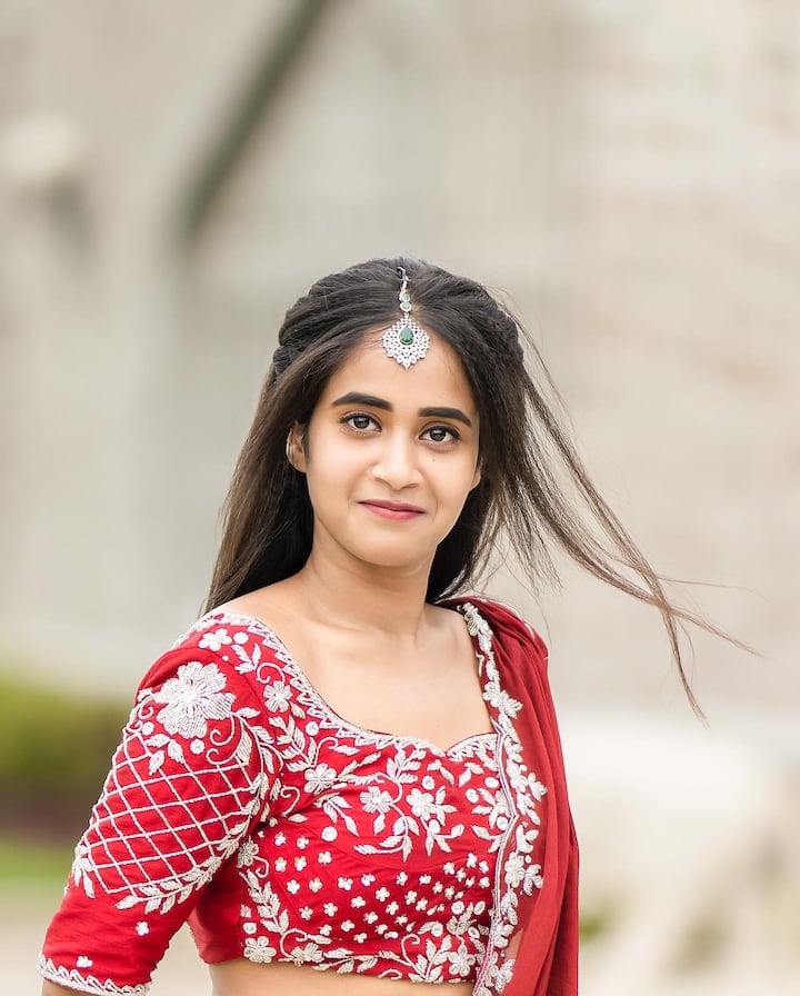 దీప్తిసునయన ఎర్రని లెహెంగాలో మందారంలా ముస్తాబైంది. -Image Credit: Deepthi Sunaina/Instagram