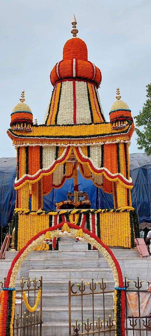 श्रावणी सोमवार निमित्त राज्यातील मंदिरांमध्ये भाविकांची मोठी गर्दी झाली आहे.