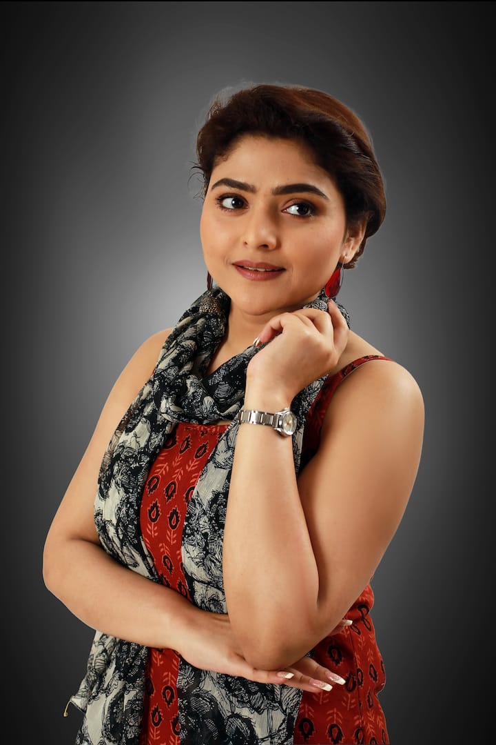 ঘটনায় ভিতরে ভিতরে ক্ষতবিক্ষত হয়ে যায় পরেশ। সব জ্বালা জুড়োতে একদিন তাই সে আত্মহত্যার পথ বেছে নেয়। কিন্তু সে যে বড় ভীতু।